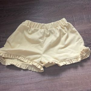 Little English ruffle shorts